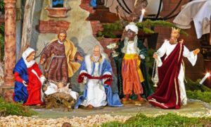 Heilige Familie mit Königen - Krippe 25cm, bekleidet © Foto Rolf-Juergen Spieker